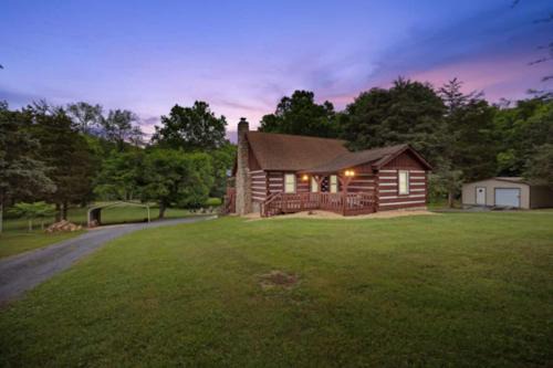 Riverfront Log Cabin Hot Tub, Mtn Views & Hottub