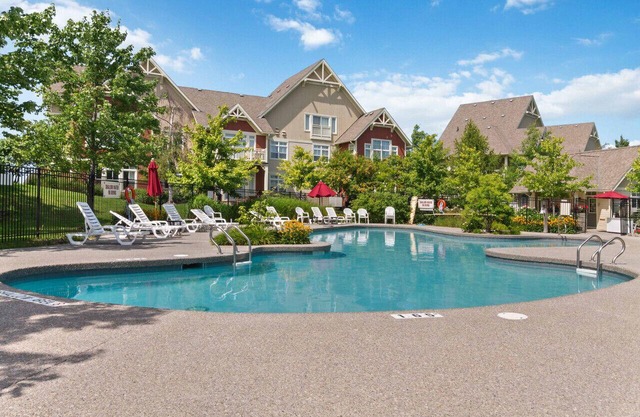Rivergrass Luxe: Pool + Golf in Backyard