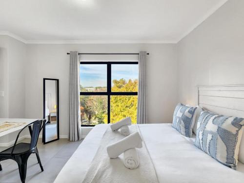 Rivers Edge Apartment in Rondebosch with Balcony