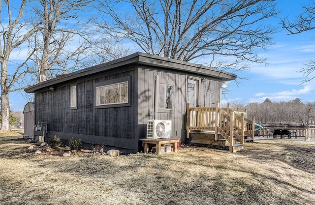 River’s Edge Retreat Cozy Waterfront Getaway - Waterfront for your city stay!