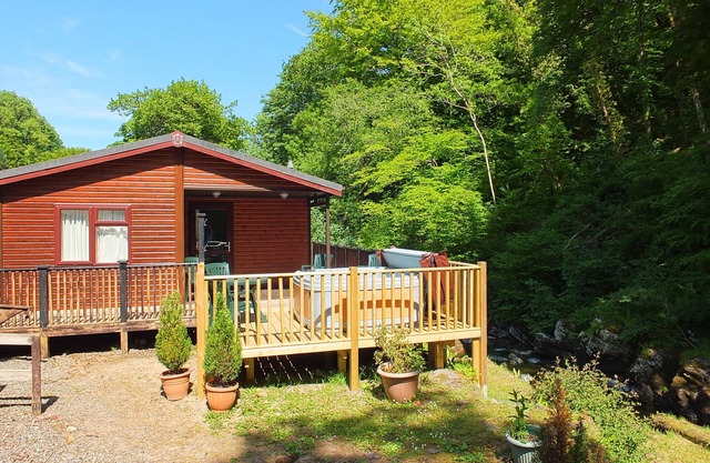 Riverside 2 Bed Lodge with Hot Tub. Walk to Lynton Centre. Free Parking.