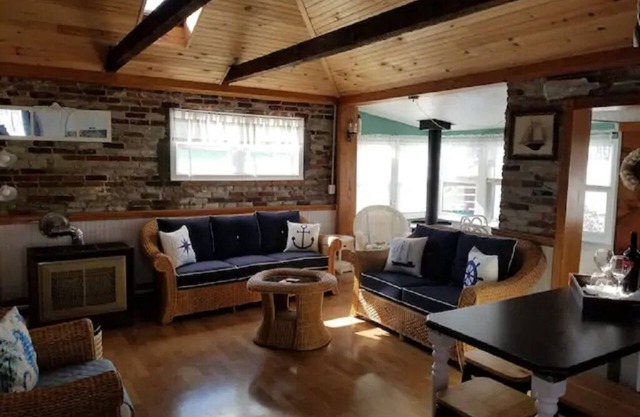 Riverside Bungalow Shortterm discounts for extended stay! Fall Specials!