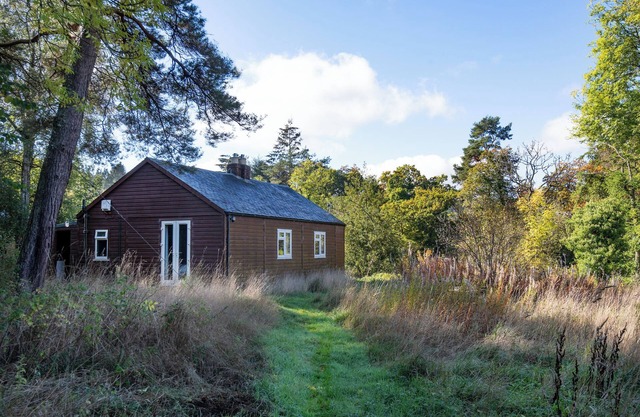Riverside Cabin in pretty Ettrickbridge, just a short walk to village pub.