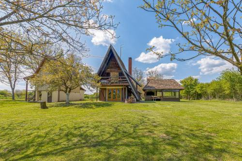 Riverside House With Hot Tub - Happy Rentals