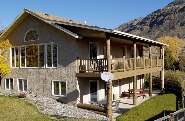 Riverside Lodge - wildlife watching & minutes to Yellowstone Park! 4BR/3BA