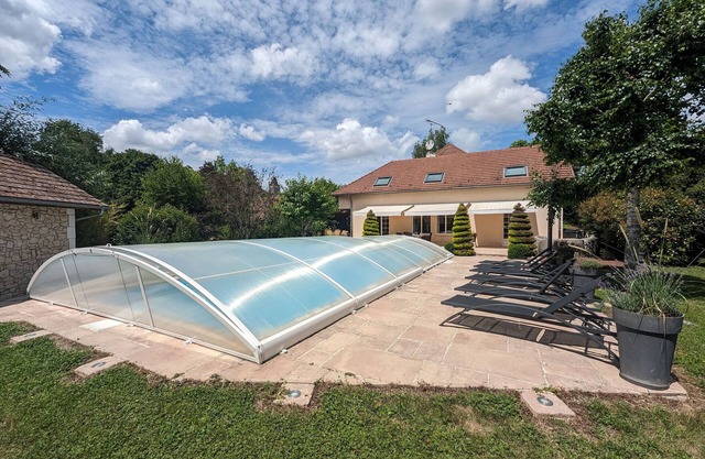 Riverside Retreat: Cozy 3BR with Modern Kitchen, Garage & Village Charm