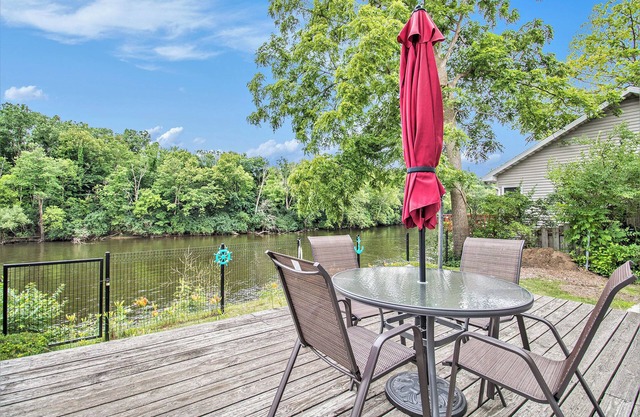 Riverside Retreat - Walk to Downtown, YMCA, Fishing!