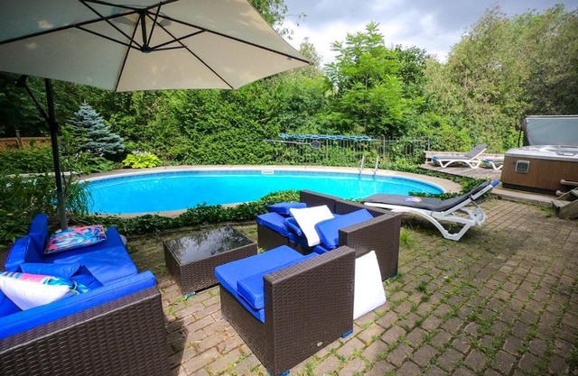 Riverside Retreat with Sauna & Hot Tub in Elora