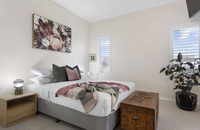 Riverside Suite: Spectacular City Living
