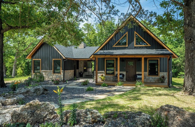 Riverstone Luxury Retreat: Private Suites, Pool, Hot Tub, Niangua River Access