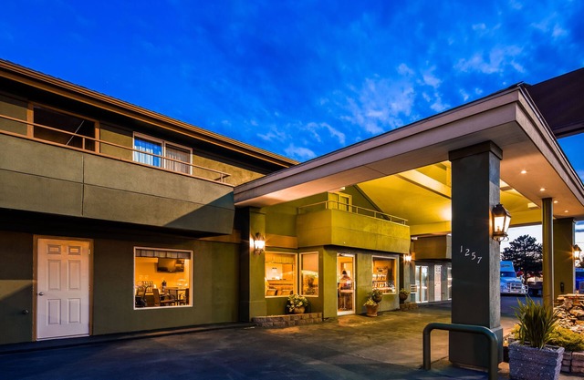 RiverTree Inn & Suites