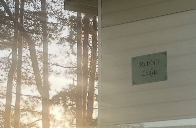 Robin’s Lodge with a sea view