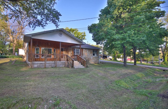 Rock House Retreat - 2 miles from Spring River! Walking distance to restaurants!
