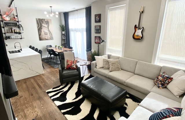 Rock N Roll Condo Old Market w Rooftop Patio!