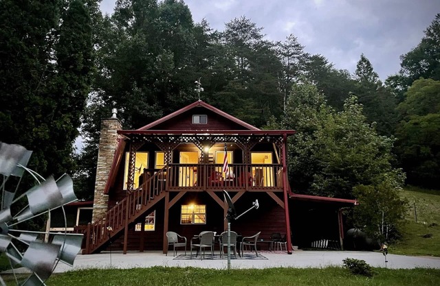 Rock Right Inn* Cozy/Mtn Views*Creek*Firepit*Hot tub*1.5 acres* 4bed/2 bed*8-10