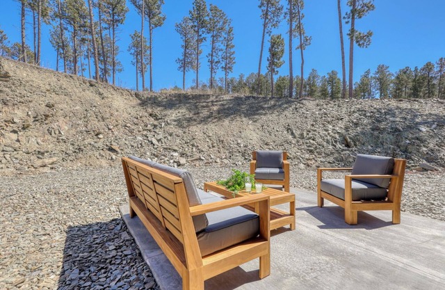 Rockerville Gold Town Lodging #9-"Saddle Up for Luxury – A Western Stay with Modern Perks!" 15 Minutes to Mt. Rushmore