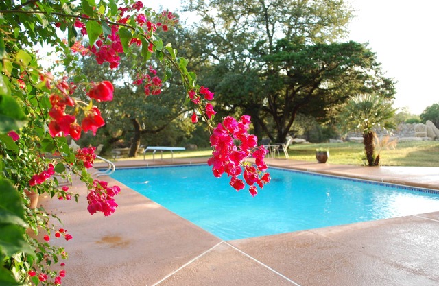 Rockin' Y Ranch - Pool, Pickleball Court, Party Barn, 15 Minutes to Downtown.