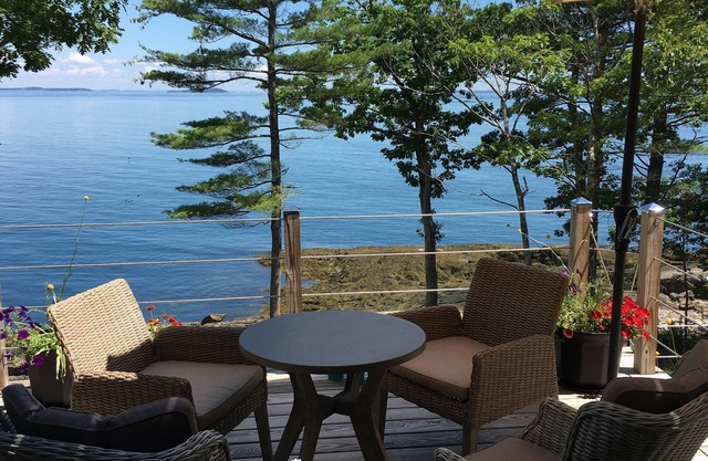 Rockport Camden steps to sea! Oceanfront designerHouse! Air Con!
