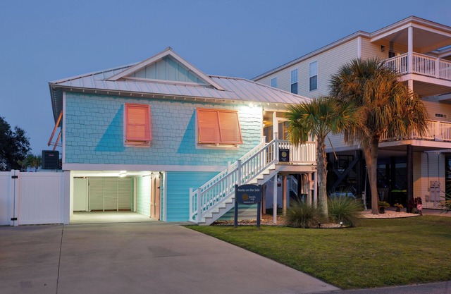 Rocks On The Side: Backyard Oasis – Steps to Sand, Private Pool!