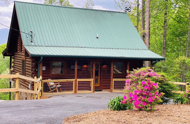 Rocky Top, Mountain View, Wifi, Privacy, Hot Tub, King Bed, Gatlinburg