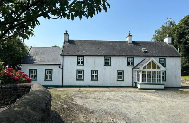 Rogula House-Gorgeous renovated farmhouse with sweeping views of lush farmland!