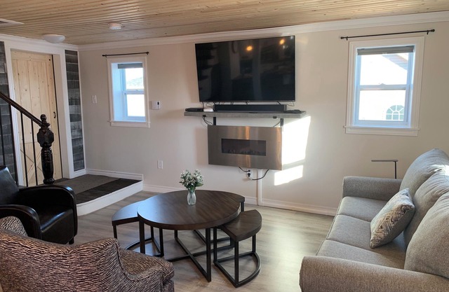 Rolling Cove Cottage- 3 Bedroom House with Covered Hot Tub. Central Location.