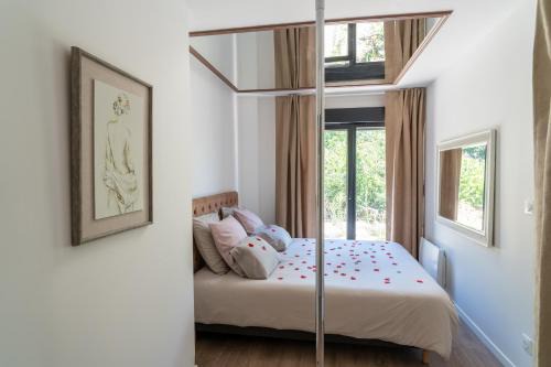 Romance Me - Love Room Élégante avec Table de Massage & Pole Dance - Night & Day use