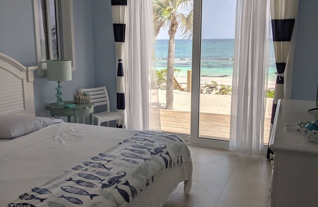 Romantic Cottage directly on the Beach!