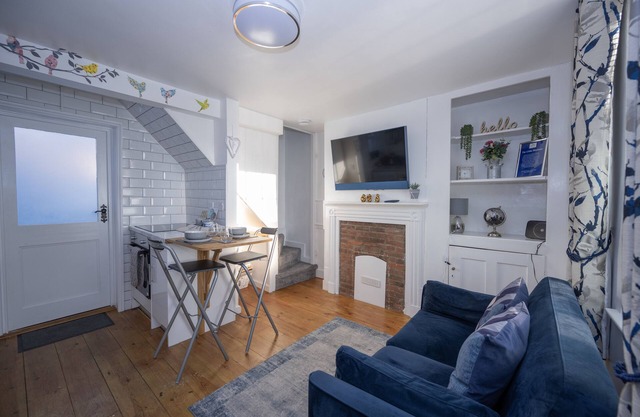 Romantic 1-Bed City Cottage, Terrace