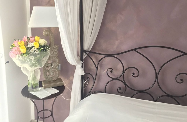 ROMANTIC APARTMENT WITH BALCONY IN HISTORIC RESIDENCE