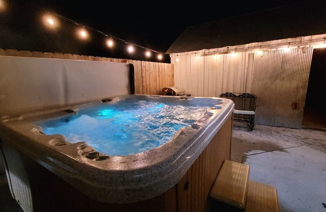 Romantic Augusta Cottage w/hot tub
