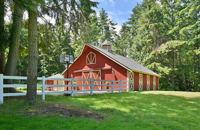 Romantic Barn House - Relax in private lush surroundings.