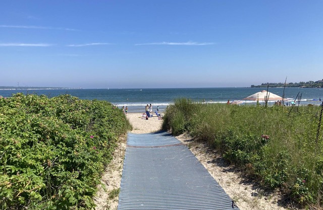 Romantic Bonnet Shores cottage - private beach access