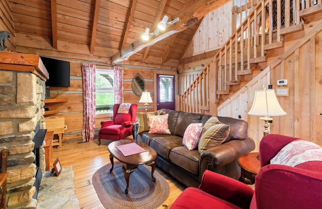 Romantic Cabin Getaway - King Bed - Fast Wi-Fi - Pet-Friendly