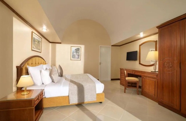Romantic Cairo Resort with Pyramid Vistas l 3 Relaxing Rooms, Pool & Spa Access