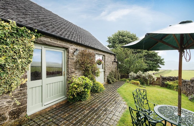 Romantic cosy hideaway for 2 located on a dairy farm with hot-tub available.