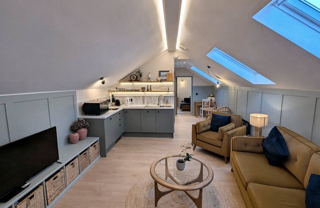 Romantic Cotswold Retreat with parking