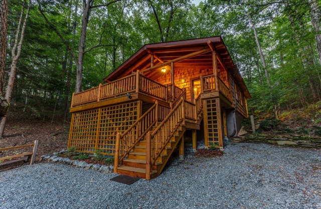 Romantic Couples' Hide-Away- Remodel & Refurbishment w/WiFi on Toccoa River