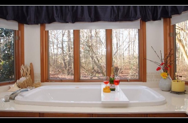 Romantic Couples Suite in Nature Retreat Setting; day trip to beach!