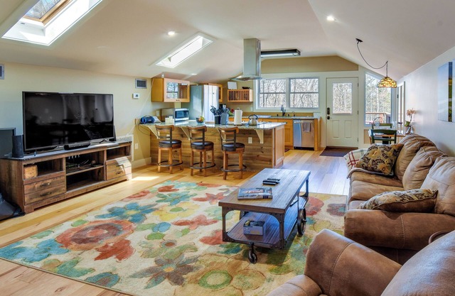 Romantic, Cozy Loft w/Yard, 5 Miles to Clemson