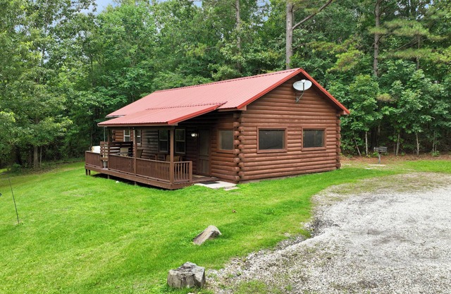 Romantic Creek Cabin with Hot Tub