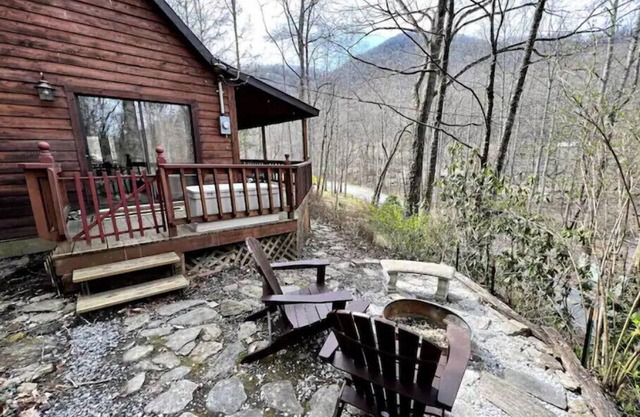 Romantic Creekside Cabin w/hot tub Near Smoky Mountains National Park