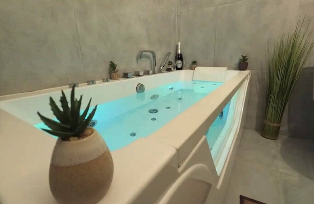 Romantic escape in Avignon with jacuzzi