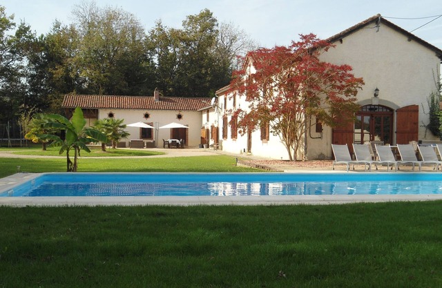 Romantic family villa, big pool, garden and forest. Silence and space. WIFI.