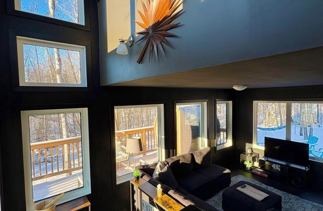 Romantic Getaway, Tiny High-Rise Cabin