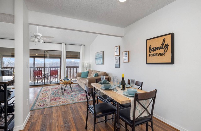 Romantic getaway with a view; close to SDC and the Branson Strip