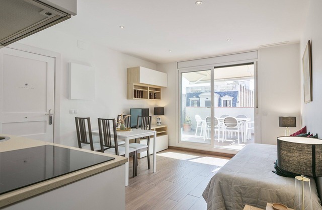 Romantic High Comfort Penthouse With Terrace In Barcelona's Center