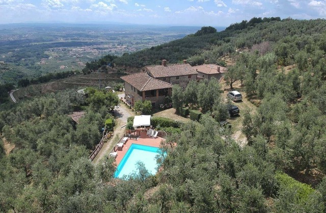 Romantic Holiday Villa, pool Opens from April to October, for 18/25/29 people