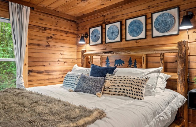 Romantic, Hot Tub, Game Room, walk to bike path
