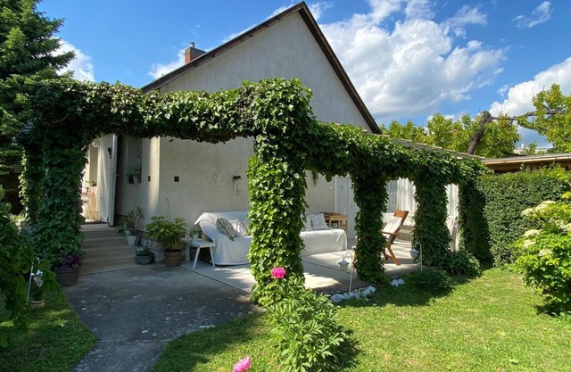 Romantic Little Cottage 10 minutes to Lake Balaton